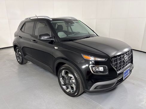 Used 2025 Hyundai Venue SEL FWD image 2