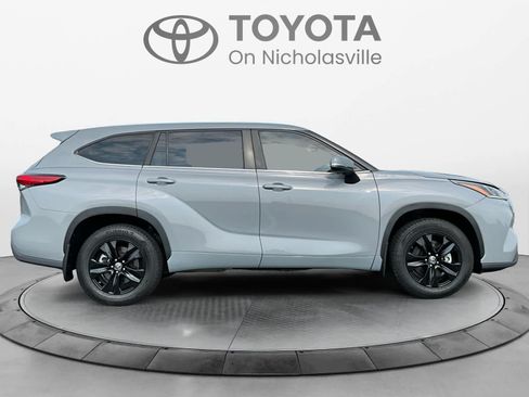 Used 2023 Toyota Highlander Bronze Edition FWD image 6