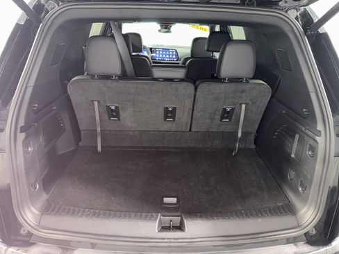 Used 2025 Chevrolet Traverse LT image 34