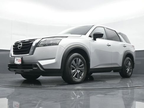 Used 2024 Nissan Pathfinder S image 17