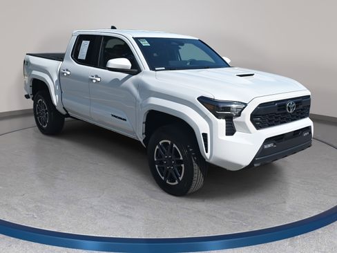 Used 2025 Toyota Tacoma TRD Sport image 3