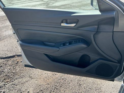 Used 2024 Nissan Altima 2.5 SV image 8