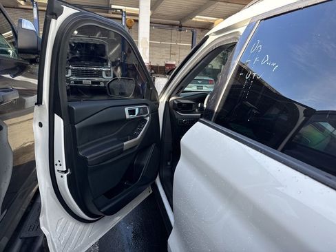 Used 2023 Ford Explorer XLT image 6