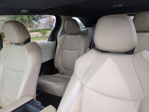 Certified 2022 Toyota Sienna XLE image 8