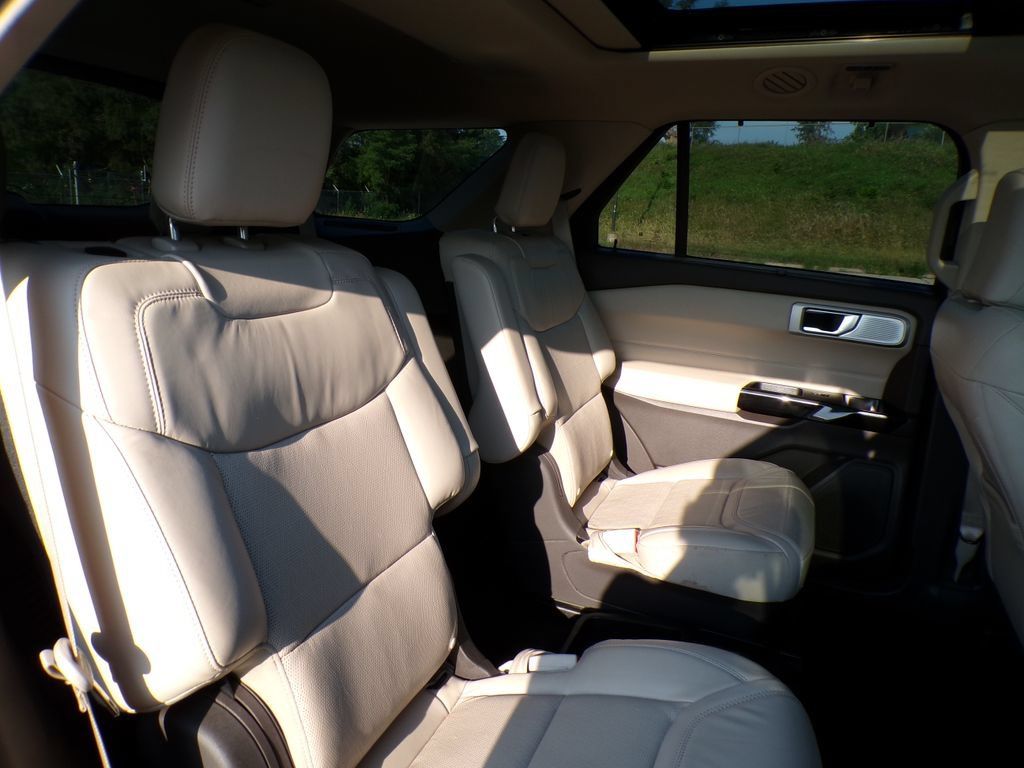 Used 2021 Ford Explorer Platinum w/ Equipment Group 601A AWD/4WD image 19