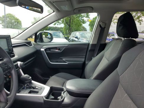 Used 2019 Toyota RAV4 XLE w/ Convenience Package FWD image 17