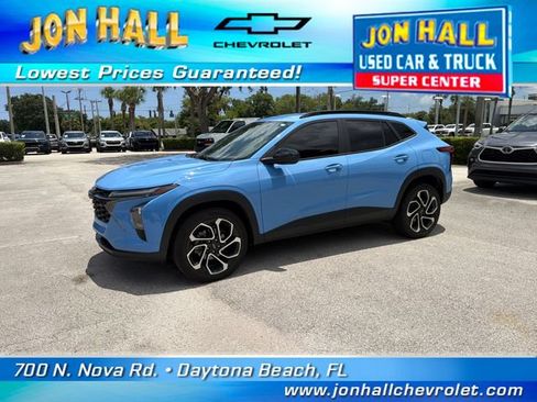 Used 2024 Chevrolet Trax RS w/ Driver Confidence Package FWD image 2