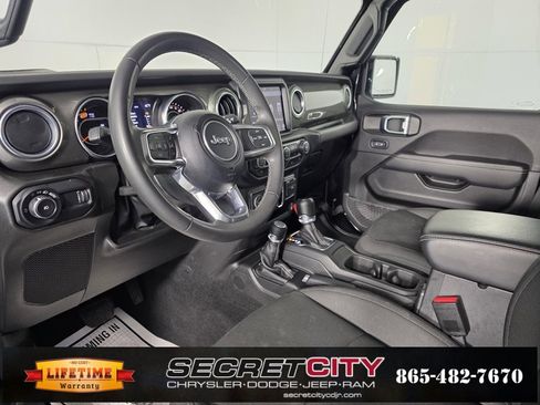 Used 2023 Jeep Wrangler Sahara image 11