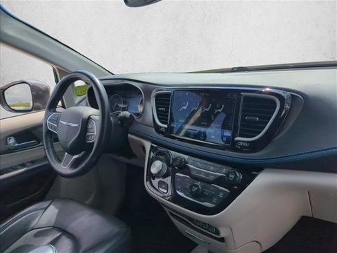 Used 2021 Chrysler Pacifica Touring-L image 21