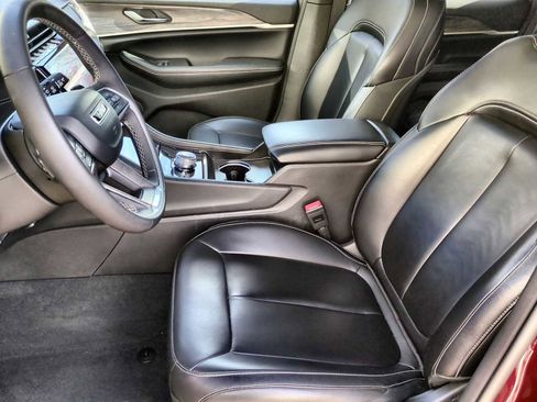 Used 2024 Jeep Grand Cherokee Limited image 16