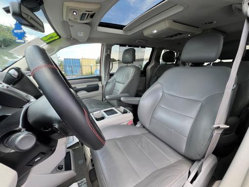 Used 2012 Volkswagen Routan SEL FWD image 17