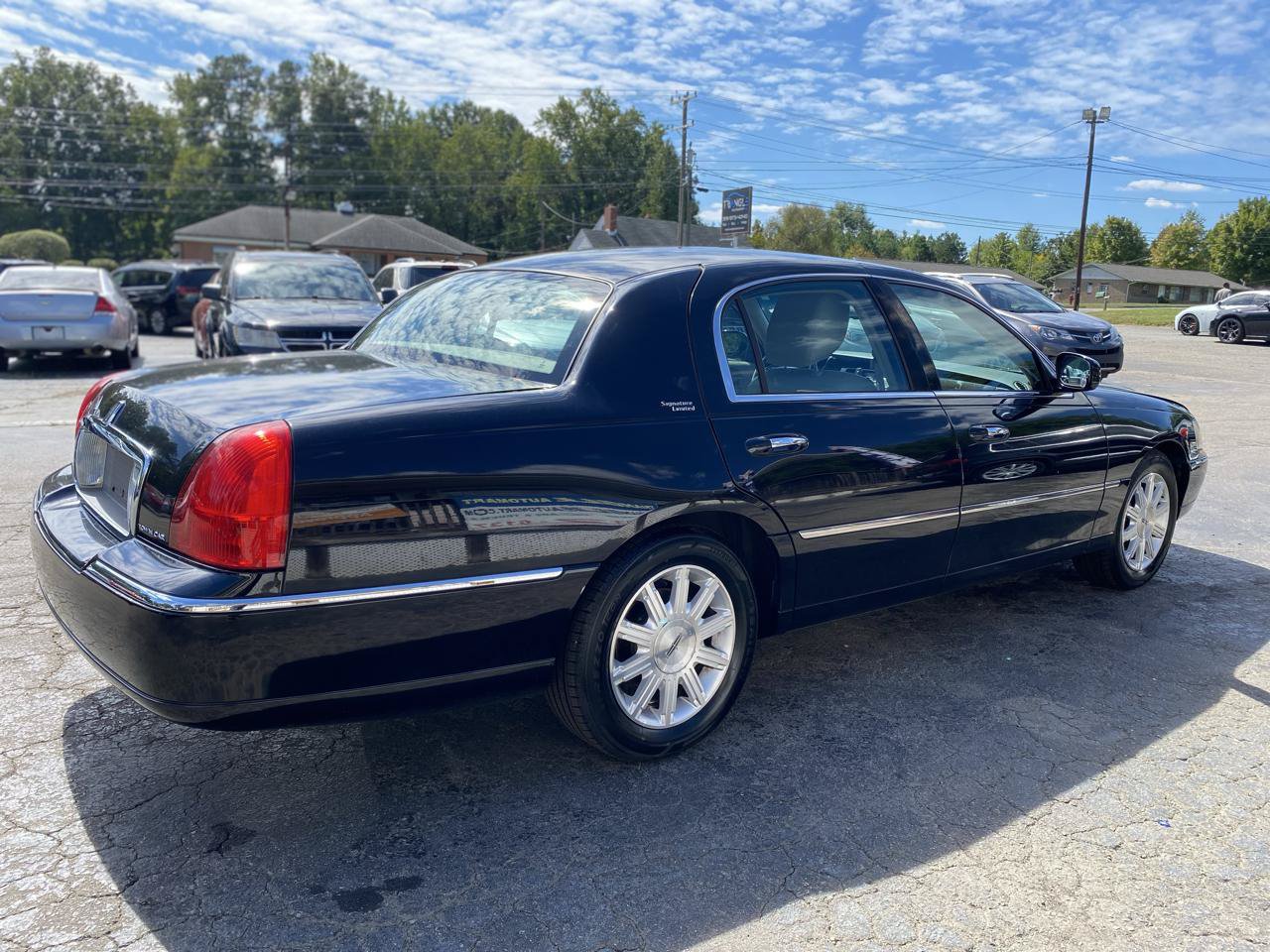 Used 2011 Lincoln Town Car Signature Limited RWD image 5