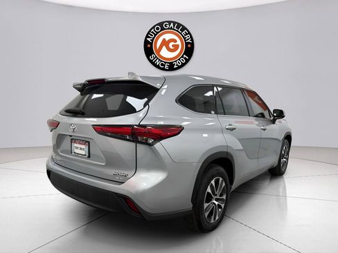 Used 2022 Toyota Highlander XLE FWD image 7
