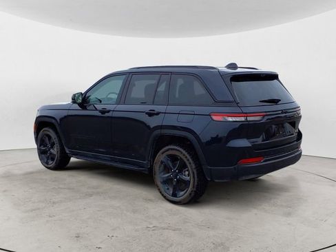 Used 2024 Jeep Grand Cherokee Limited w/ Luxury Tech Group II image 3