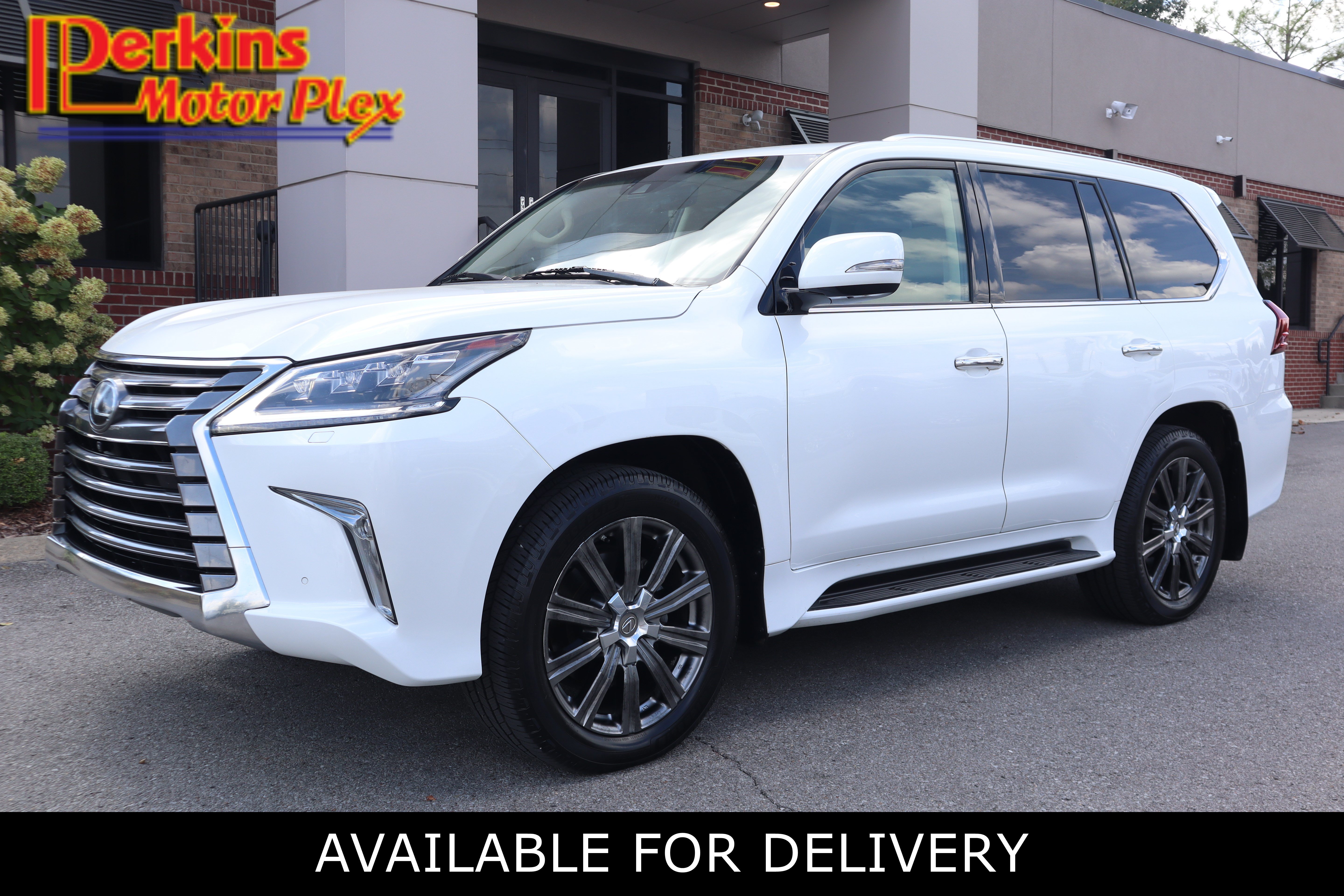 Used 2016 Lexus LX 570 4WD w/ Luxury Package image 1