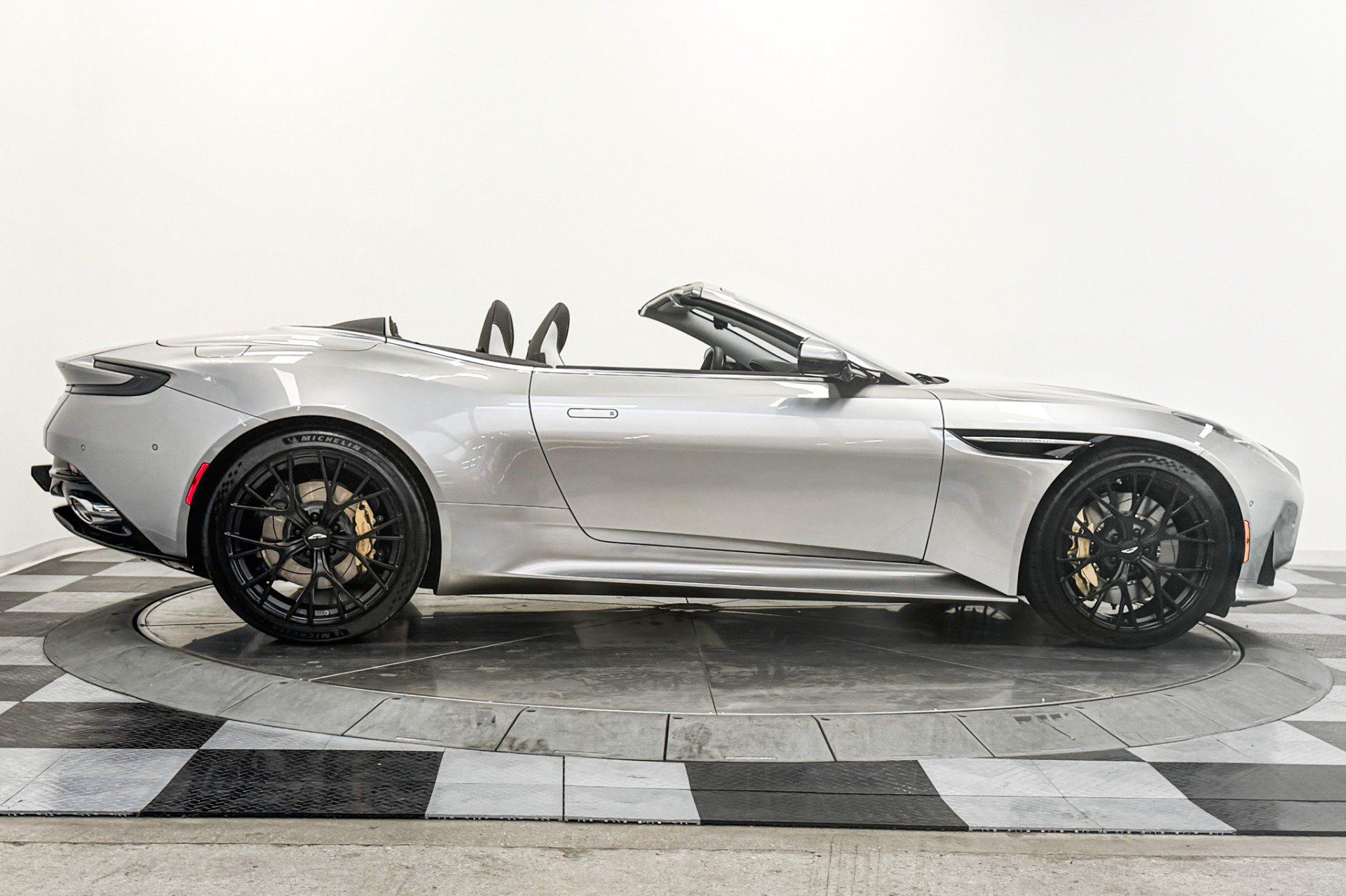 Used 2025 Aston Martin DB12 Convertible RWD image 45
