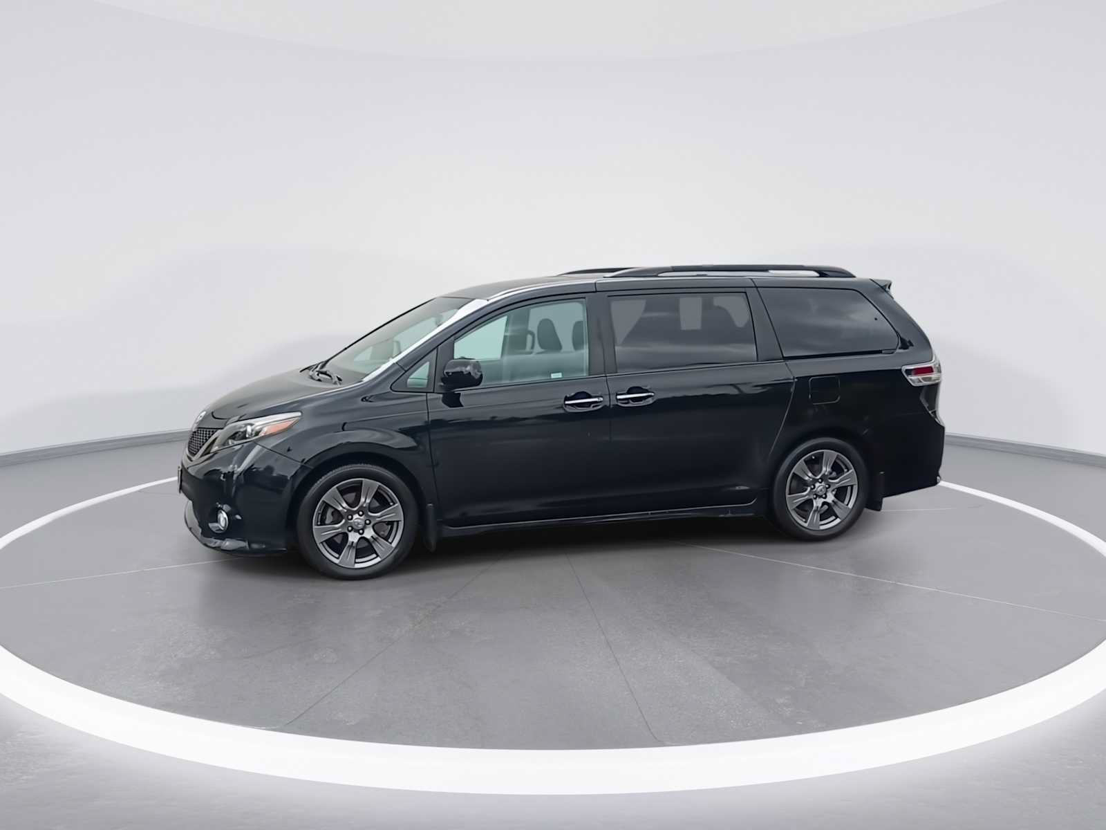 Certified 2017 Toyota Sienna SE w/ SE Preferred Package FWD image 4