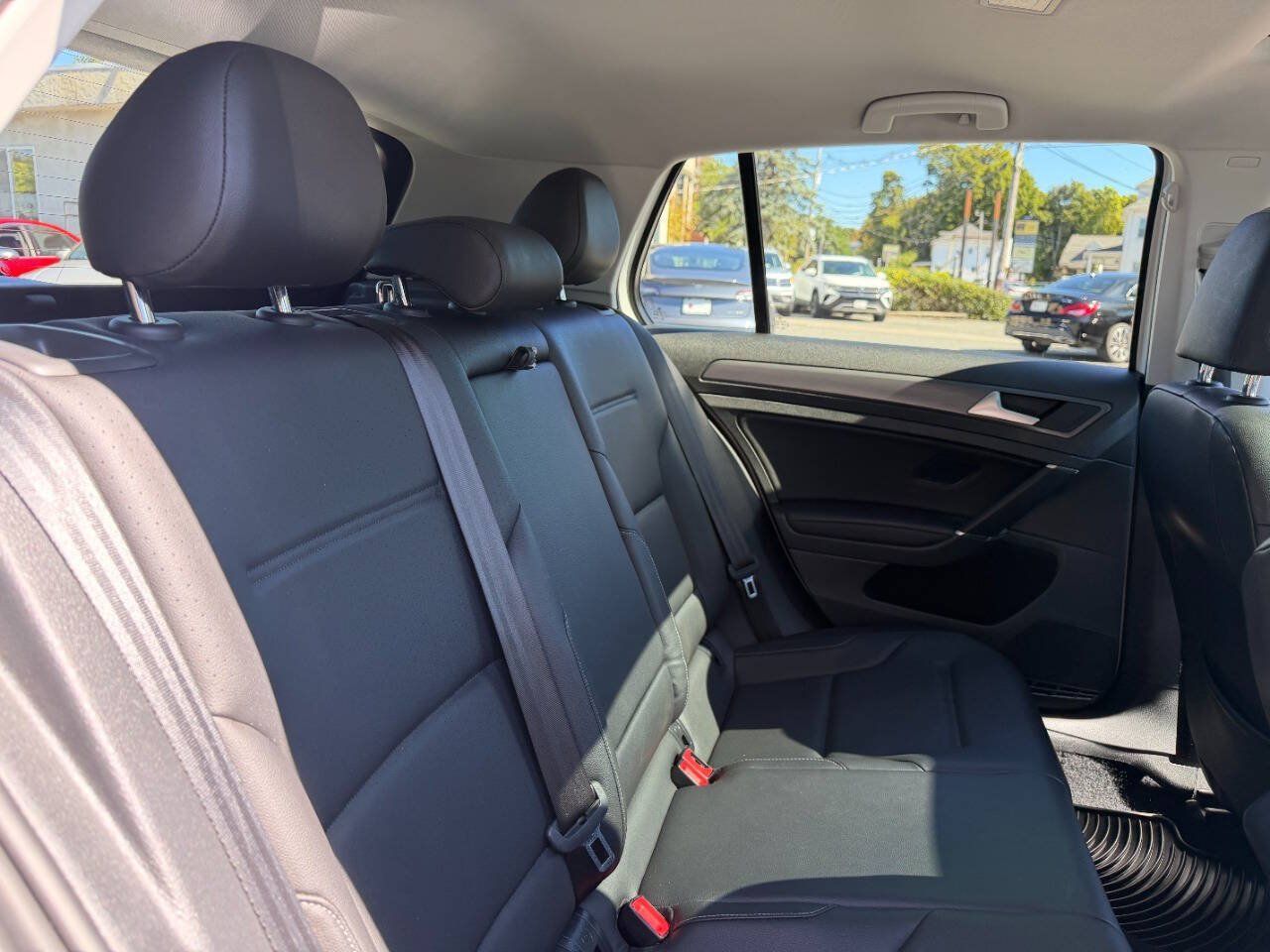 Used 2018 Volkswagen Golf SE FWD image 25