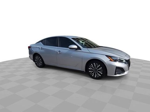 Used 2023 Nissan Altima 2.5 SV FWD image 2