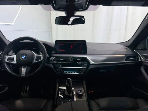 Used 2023 BMW M550i xDrive w/ Premium Enhanced Package image 26