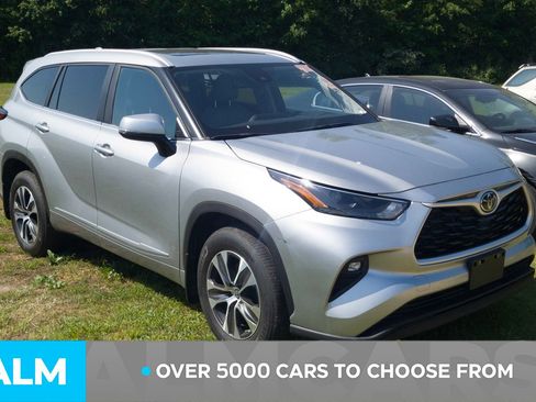Used 2023 Toyota Highlander XLE AWD/4WD image 3