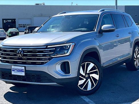 Used 2025 Volkswagen Atlas SEL AWD/4WD image 3