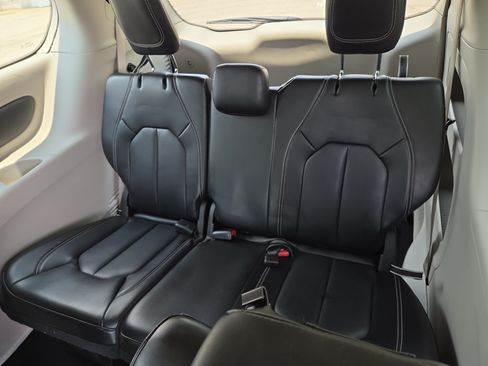 Used 2023 Chrysler Pacifica Touring-L FWD image 8