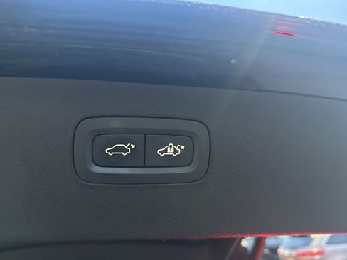 Used 2017 Volvo XC90 T6 Momentum w/ Vision Package image 9