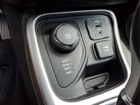 Used 2018 Jeep Compass Latitude w/ Popular Equipment Group AWD/4WD image 12