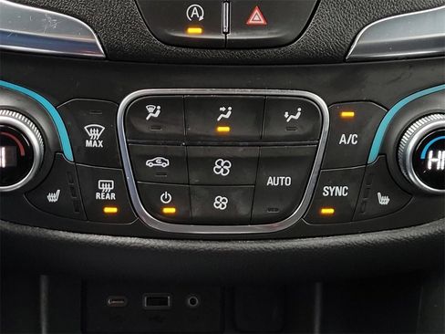 Certified 2024 Chevrolet Equinox LT w/ LPO, Floor Liner Package image 23