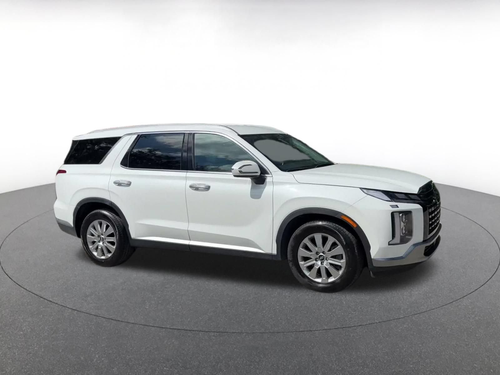 Used 2024 Hyundai Palisade SEL FWD image 2