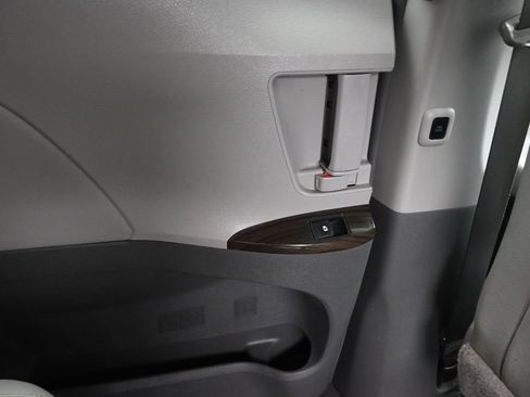 Used 2016 Toyota Sienna XLE FWD image 45