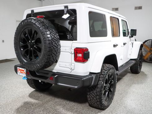 Used 2022 Jeep Wrangler Unlimited Sahara w/ Cold Weather Group AWD/4WD image 8