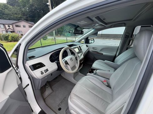 Used 2013 Toyota Sienna XLE FWD image 14