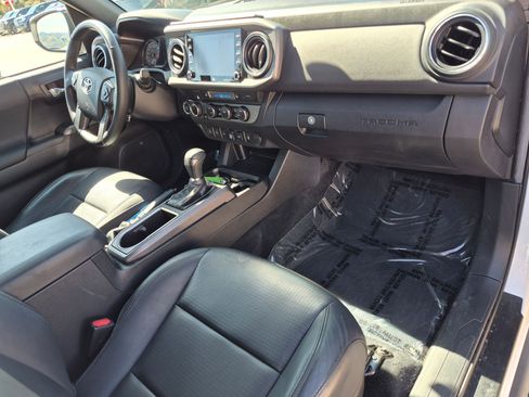 Used 2022 Toyota Tacoma TRD Off-Road w/ TRD Premium Off Road Package AWD/4WD image 32
