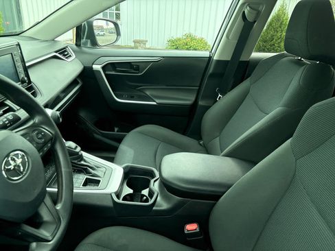 Used 2021 Toyota RAV4 LE AWD/4WD image 8
