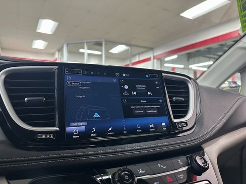 Certified 2024 Chrysler Pacifica Select image 21