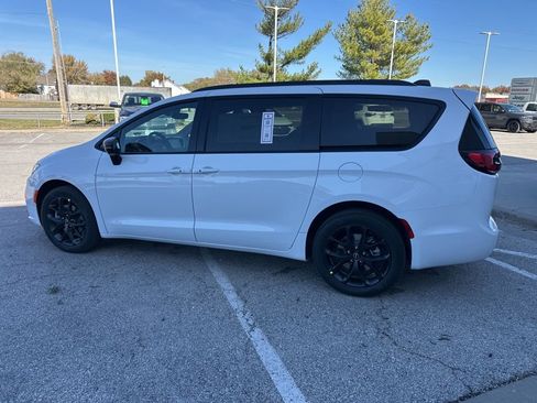 New 2026 Chrysler Pacifica Select image 20