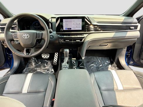 Used 2025 Toyota Camry SE FWD image 3