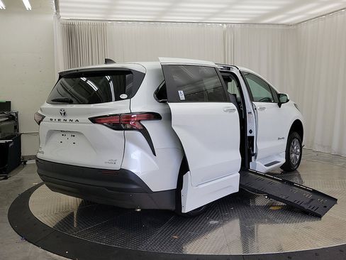 Used 2022 Toyota Sienna XLE image 24