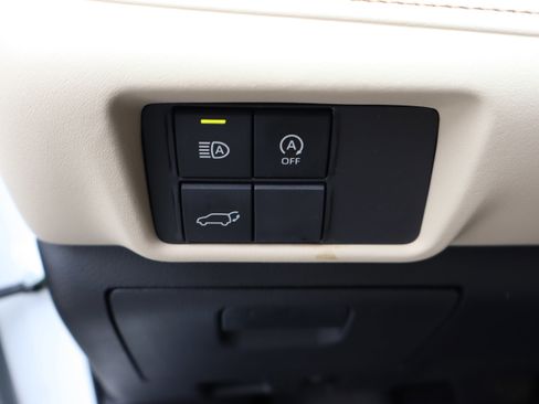 Used 2024 Toyota Highlander XLE AWD/4WD image 19