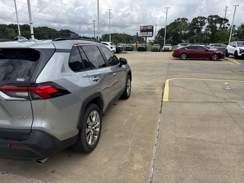 Used 2019 Toyota RAV4 XLE Premium FWD image 12