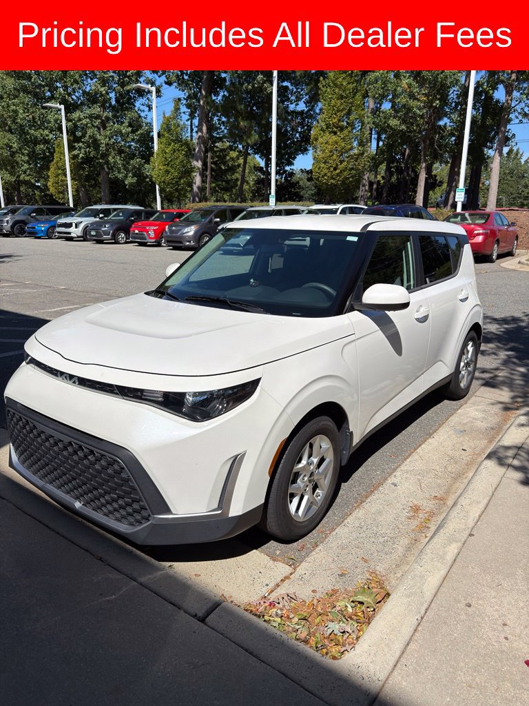 Used 2023 Kia Soul LX w/ LX Technology Package FWD image 3