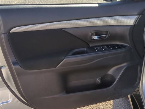 Used 2018 Mitsubishi Outlander ES image 11