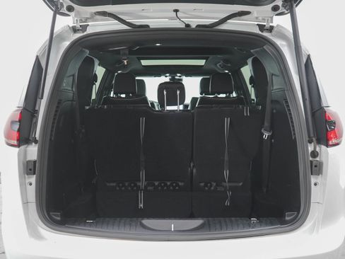 Used 2025 Chrysler Pacifica Limited FWD image 18