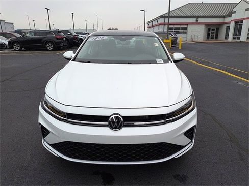 Used 2025 Volkswagen Jetta SE w/ Sunroof Package image 2