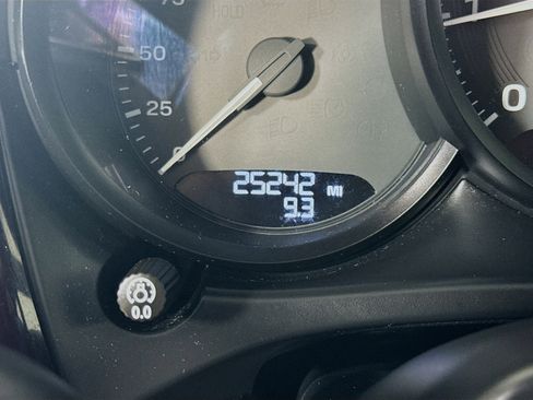 Used 2024 Porsche Macan image 16