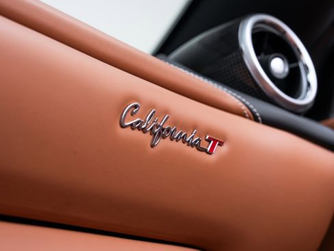 Used 2016 Ferrari California T image 15