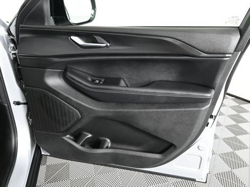 Used 2024 Jeep Grand Cherokee Altitude image 11