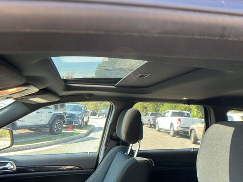 Used 2016 Jeep Grand Cherokee Laredo 75th Anniversary image 18